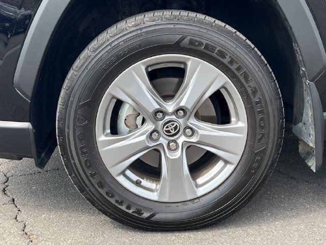 Used 2025 Toyota RAV4 XLE FWD image 9