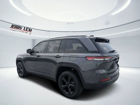Used 2022 Jeep Grand Cherokee Altitude RWD image 5