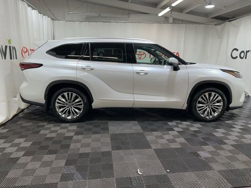 Used 2025 Toyota Highlander Platinum image 10