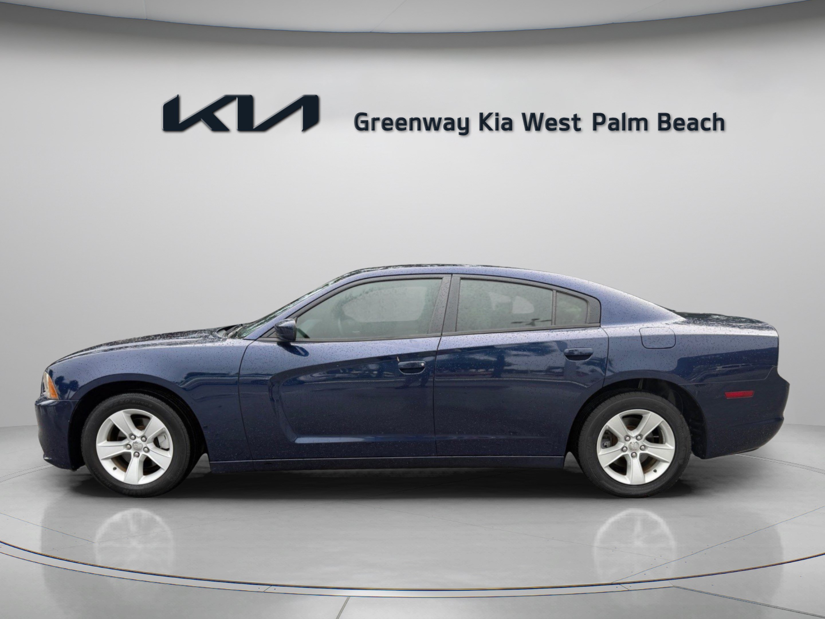 Used 2013 Dodge Charger SE RWD image 4