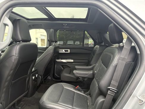 Used 2024 Ford Explorer Limited w/ Equipment Group 301A AWD/4WD image 7