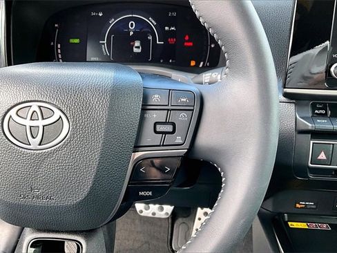 Used 2025 Toyota Camry SE image 12