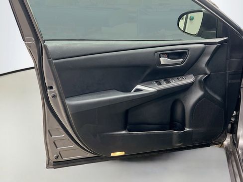 Used 2017 Toyota Camry SE image 16