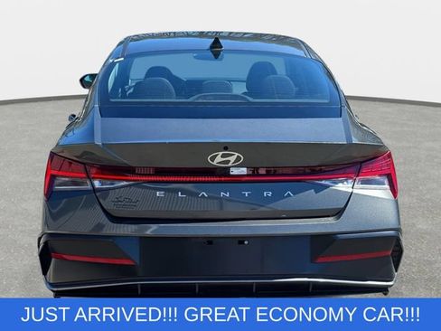 Used 2025 Hyundai Elantra SEL w/ Cargo Package FWD image 6