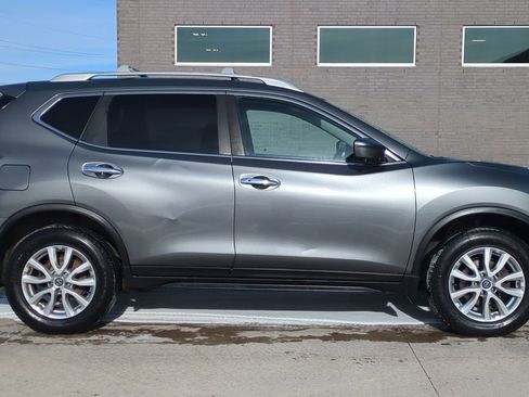 Used 2017 Nissan Rogue SV w/ Sun & Sound Touring Package image 7