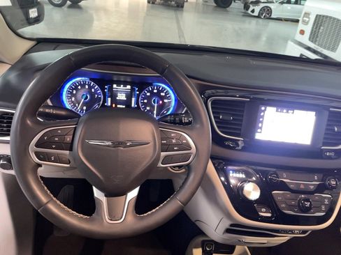 Used 2022 Chrysler Voyager LX FWD image 13