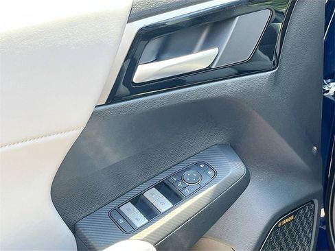 New 2025 Mitsubishi Outlander SE image 18