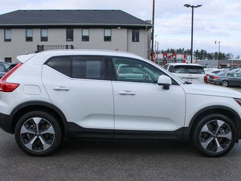 Used 2025 Volvo XC40 B5 Plus image 6