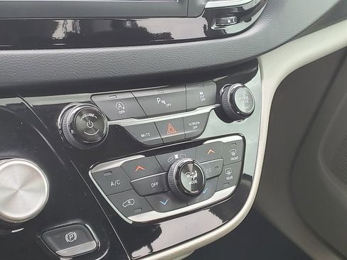 Used 2018 Chrysler Pacifica Touring Plus image 25