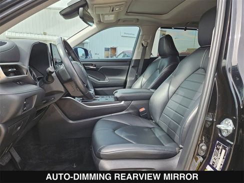 Used 2022 Toyota Highlander XLE image 11