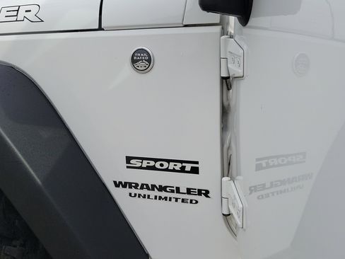 Used 2016 Jeep Wrangler Unlimited Sport w/ Connectivity Group AWD/4WD image 27