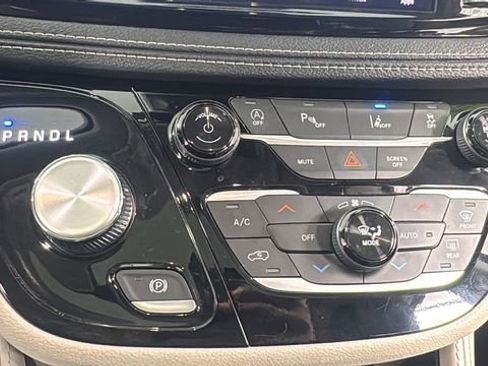 Used 2023 Chrysler Pacifica Limited image 29