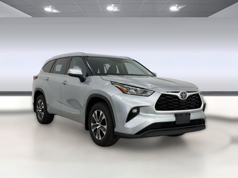 Used 2020 Toyota Highlander XLE AWD/4WD image 7