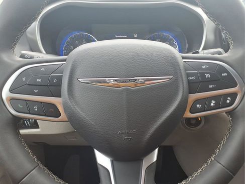 Used 2023 Chrysler Pacifica Touring-L image 14