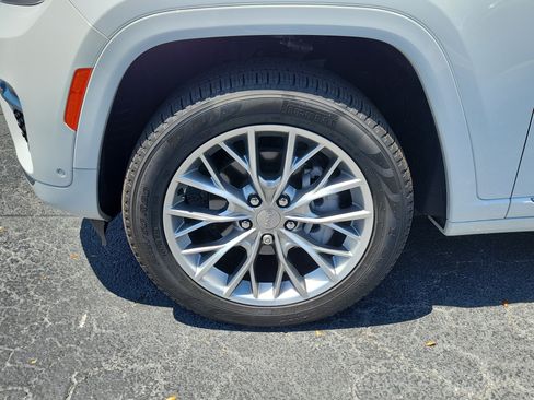 Used 2025 Jeep Grand Cherokee Summit w/ Luxury Tech Group V AWD/4WD image 4