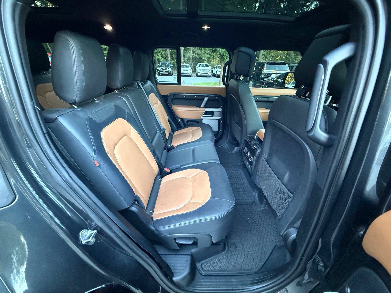 Used 2024 Land Rover Defender 130 X-Dynamic SE AWD/4WD image 31