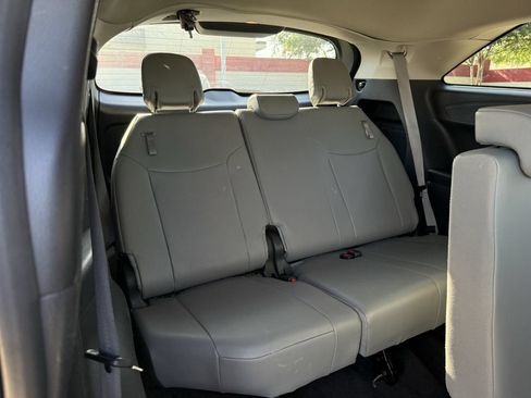Used 2025 Toyota Sienna XLE FWD image 33