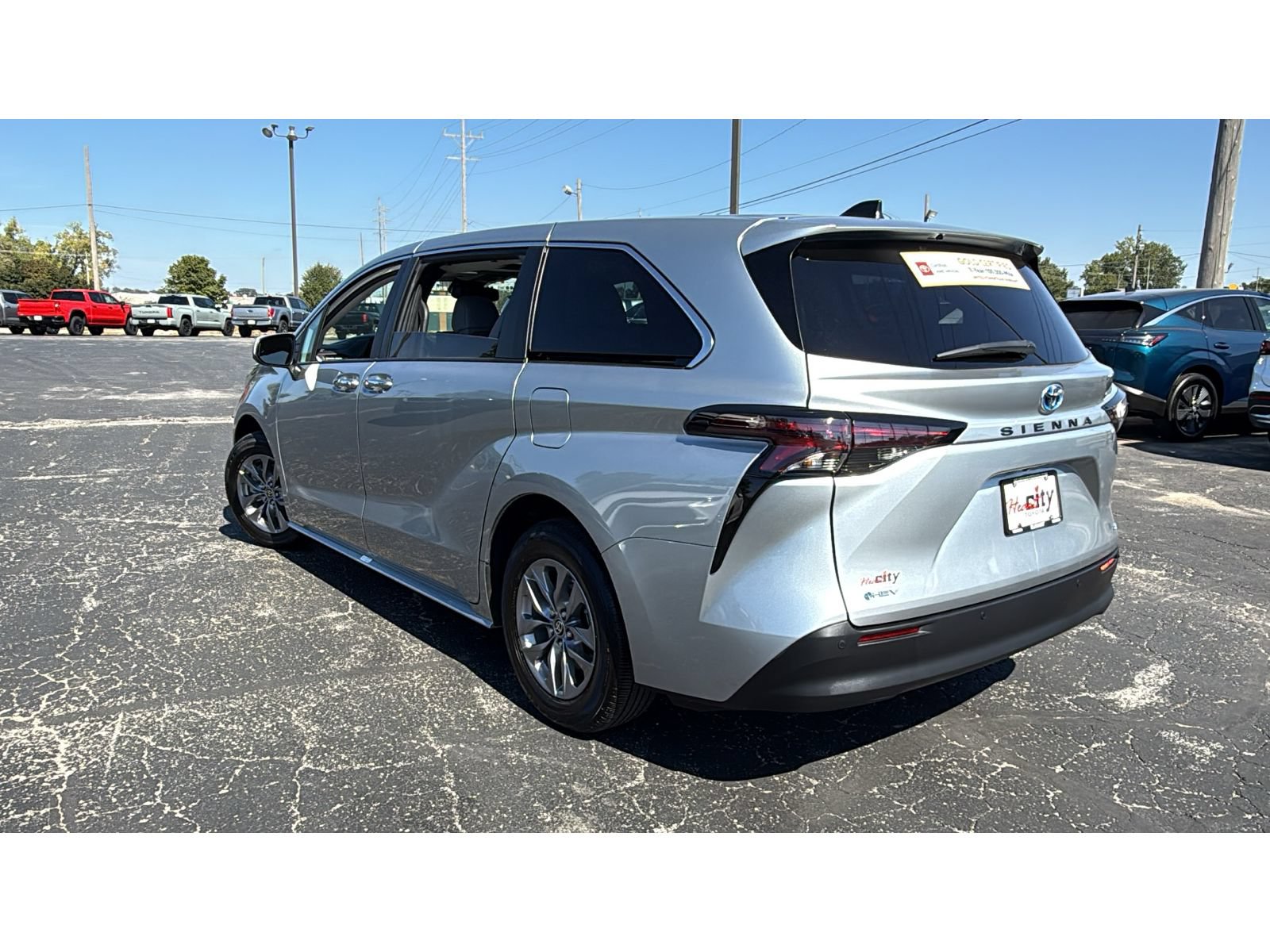 Certified 2025 Toyota Sienna XLE FWD image 5