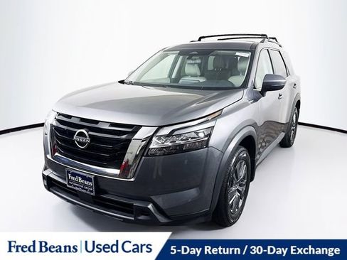 Used 2022 Nissan Pathfinder SV image 3