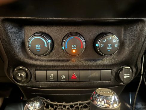 Used 2014 Jeep Wrangler Unlimited Sport w/ Quick Order Package 24S AWD/4WD image 16