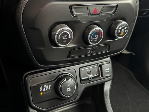 Used 2018 Jeep Renegade Sport w/ Power & Air Group image 24