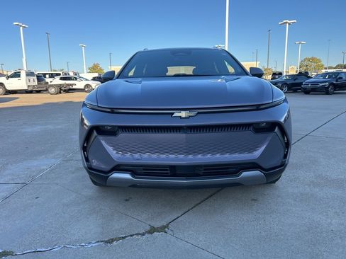 Used 2025 Chevrolet Equinox EV LT w/ Convenience Package image 3