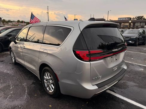Used 2023 Chrysler Pacifica Touring FWD image 4
