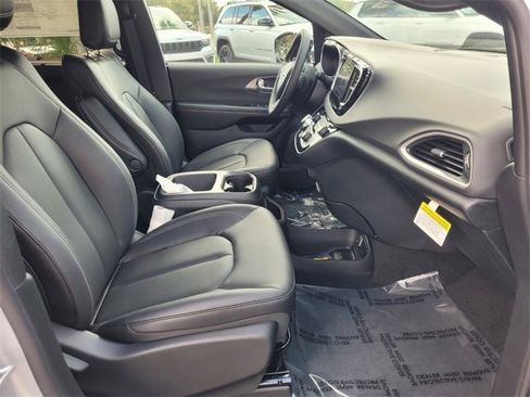 New 2026 Chrysler Voyager LX image 17