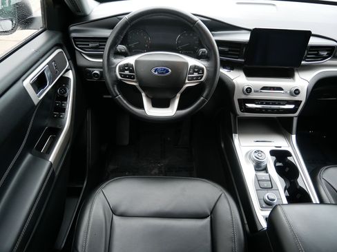 Used 2022 Ford Explorer XLT w/ Equipment Group 202A image 9