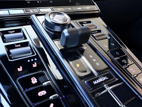 Used 2025 Aston Martin V8 Vantage Coupe image 27