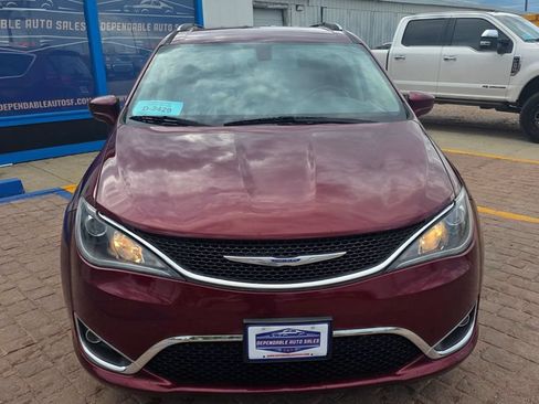 Used 2019 Chrysler Pacifica Touring-L w/ Tire & Wheel Group FWD image 2