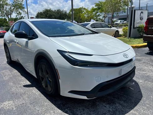 Used 2024 Toyota Prius LE FWD image 3