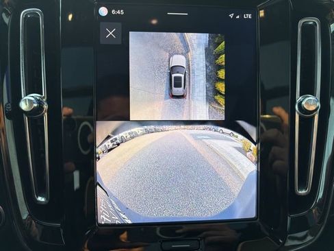 Used 2025 Volvo XC40 B5 Plus image 29