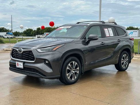 Used 2023 Toyota Highlander XLE AWD/4WD image 7