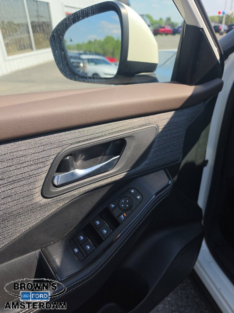 Used 2023 Nissan Rogue SV AWD/4WD image 12