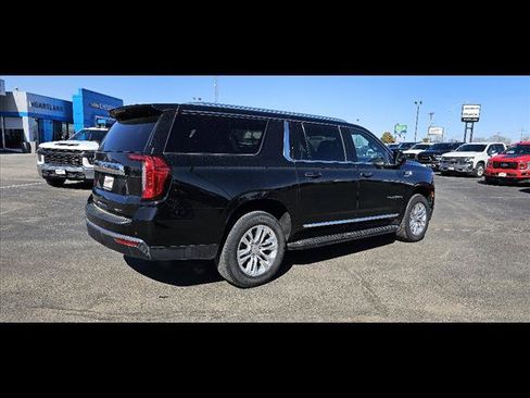 Used 2023 GMC Yukon XL SLT image 3