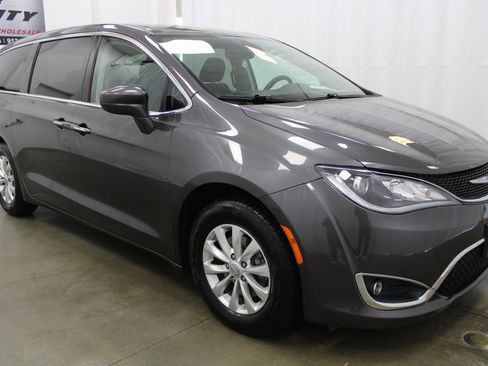 Used 2018 Chrysler Pacifica Touring Plus image 5