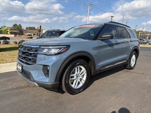 Used 2025 Ford Explorer Active w/ Active Comfort Package image 3