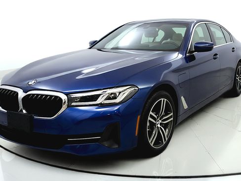 Used 2021 BMW 530e xDrive w/ Premium Package AWD/4WD image 4