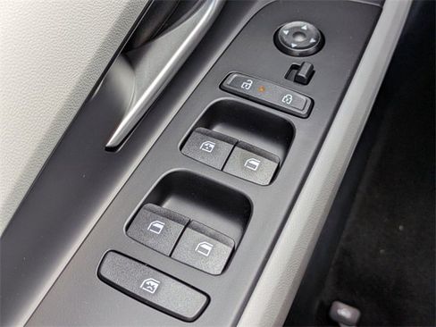 Used 2025 Hyundai Elantra Limited image 30