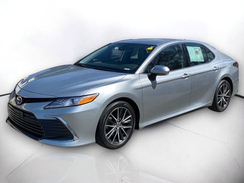 Used 2021 Toyota Camry XLE image 2