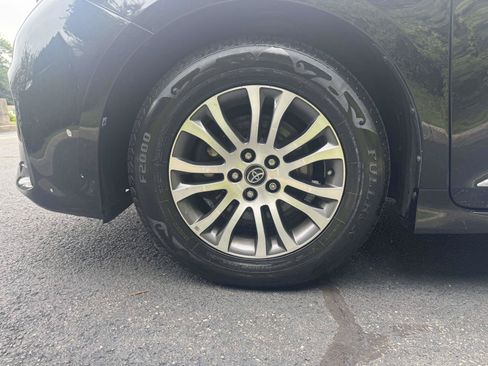 Used 2019 Toyota Sienna XLE w/ XLE Navigation Package FWD image 9