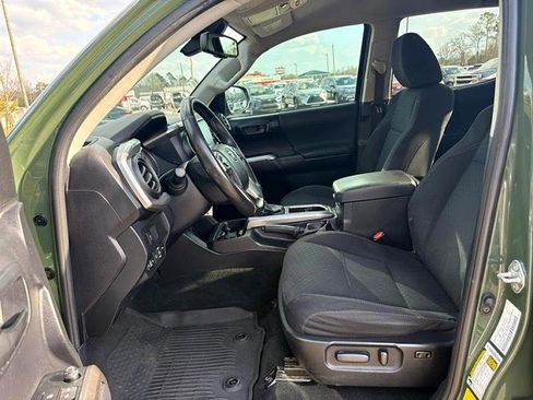 Used 2021 Toyota Tacoma SR5 w/ Trail Edition image 18