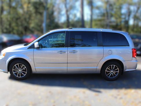 Used 2016 Dodge Grand Caravan SXT image 5