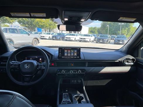 Used 2025 Honda Pilot Black Edition image 11