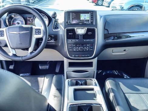 Used 2016 Chrysler Town & Country Touring w/ Driver Convenience Group image 8