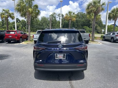 Used 2023 Toyota Sienna XLE FWD image 9
