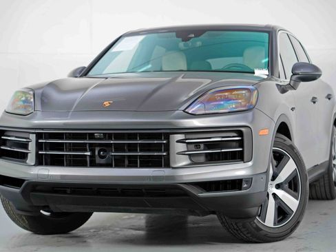 Used 2024 Porsche Cayenne w/ Technology Package image 3