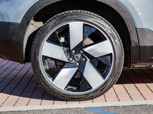 Used 2023 Volvo XC40 Recharge Plus image 9