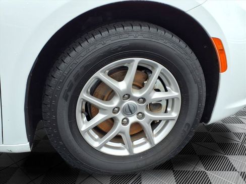 Used 2024 Chrysler Pacifica Touring-L FWD image 29